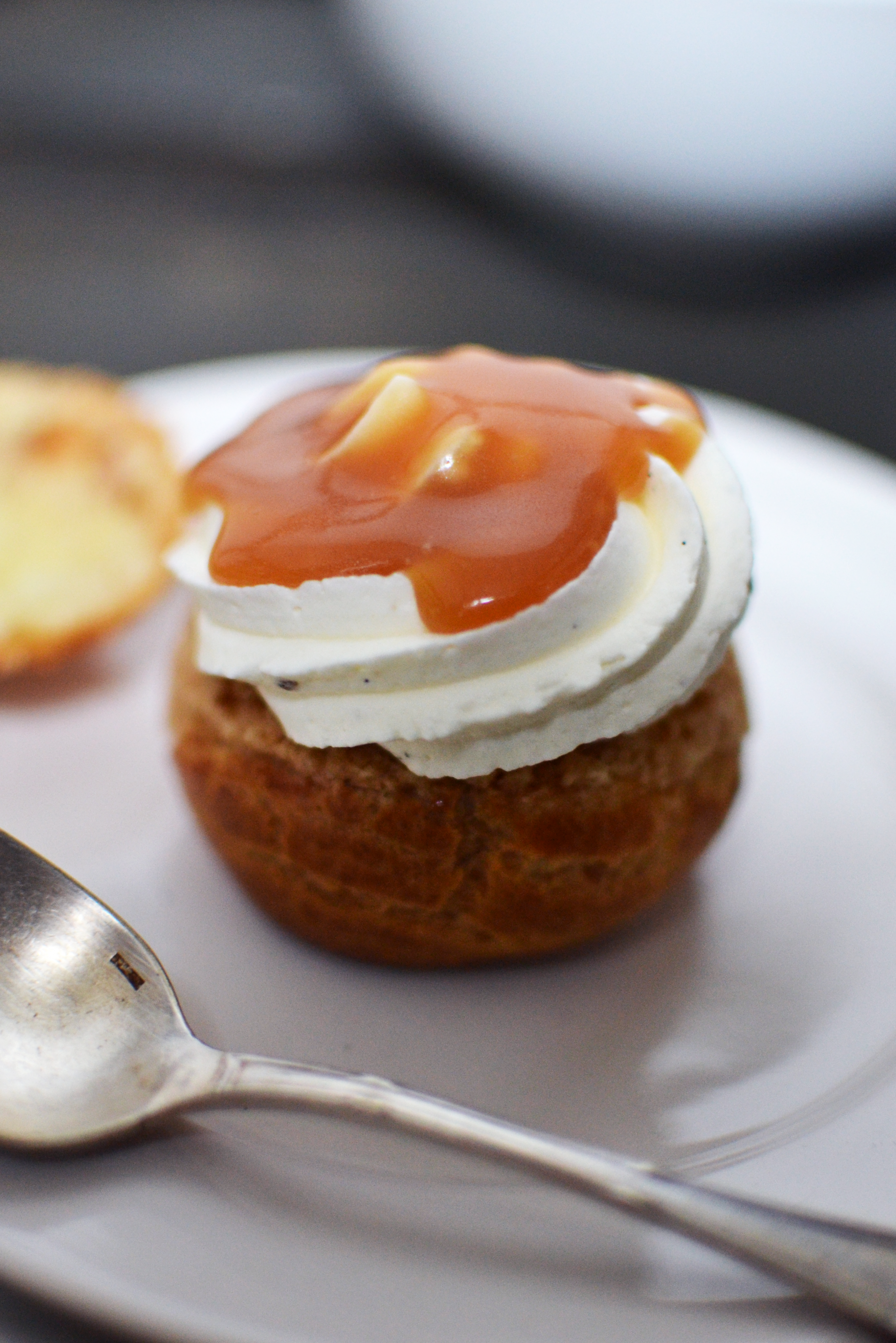 Choux surprises poire, vanille, caramel ©TendanceFood.com