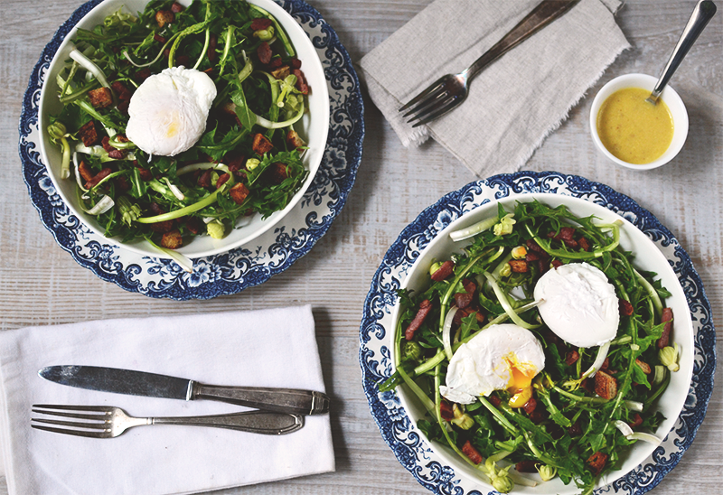 Salade de pissenlits, œufs pochés et vinaigrette à l’ancienne ©TendanceFood.com