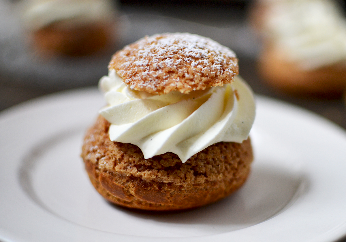 Choux surprises poire, vanille, caramel ©TendanceFood.com