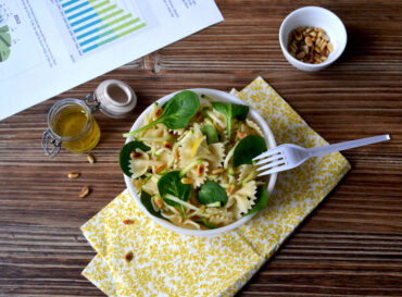 Lunch box Salade de farfalle aux courgettes, pousses d'épinards et pignons ©TendanceFood.com